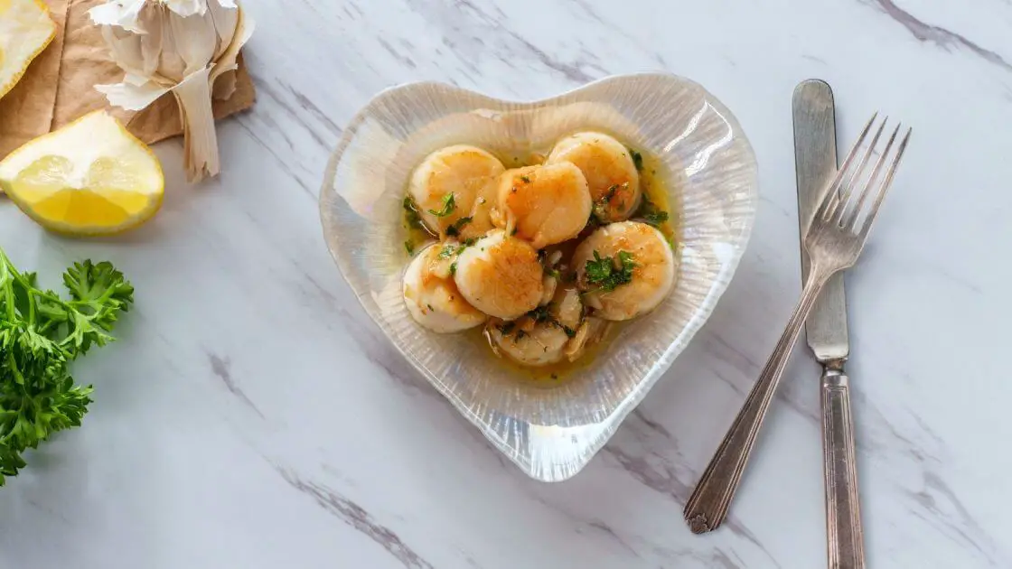 Display Of Air Fryer Scallops On A Pretty White Heart Shaped Plate