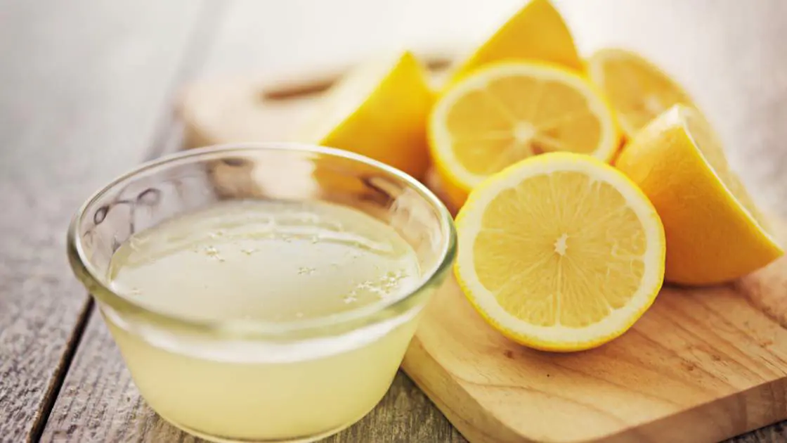 lemons with a bowl of lemon juice